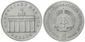 Gedenkmünzen der DDR
5 Mark 1985 A, Brandenburger Tor. Auflage nur 3000 Ex. Stempelglanz, selten. Jaeger 1536.