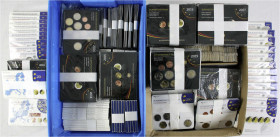 Ausland
Europa
Sammlung moderner Münzen in 2 Kartons, 376 versch. 2 Euro Gedenkmünzen aus 2004 bis 2021, von Belgien bis Zypern bis auf die Kleinsta...