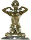 Skulpturen und Plastiken
Bronzeskulptur einer auf einem Kissen knienden jungen Frau, die sich ein Collier als einziges Kleidungsstück zu ihrem Kopftu...