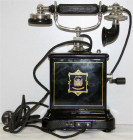 Sonstige Antiquitäten
Altes dänisches Kurbel-Telefon der 1920er Jahre. Jydsk Telefon Aktieselskab (Emil Møllers). Höhe 32 cm. gut erhalten, kl. Kratz...