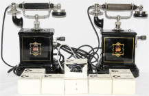 Sonstige Antiquitäten
20 alte dänische Kurbel-Telefone der 1920er Jahre. Jydsk Telefon Aktieselskab (Emil Møllers). Höhe 32 cm. Dazu einige Bauteile/...