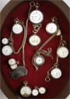 Uhren
Lots
Verglaster hölzerner, ovaler Schaukasten (48 X 36 X 10 cm) mit 14 alten Taschenuhren, 6 Uhrenketten und einem Täschchen-Anhängsel. U.a. e...
