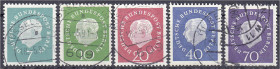 Deutschland
Berlin
Heuss (Rollenmarken) 1959, komplett gestempelter Satz Rollenmarken mit rückseitiger Nummer. Mi. 230,-€ Michel 182 w R - 186 w R....