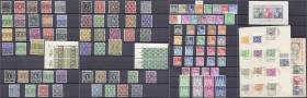 Lots und Sammlungen
Deutschland (alphabetisch)
Bi-Zone 1945-1949 */**/gest.: Dickes Einsteckalbum mit reichlich guten Ausgaben wie Mi.-Nr. 73-100 wg...