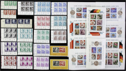 Lots und Sammlungen
Deutschland (alphabetisch)
DDR 1949/1980 */**/gest.: Sieben Einsteckalben mit guten Anfangsausgaben, teils mehrfach inkl. Karl-M...