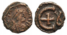 Justinian I (527-565). Æ 5 Nummi (13mm, 1.81g, 12h). Theoupolis (Antioch), c. 546-551. Diademed, draped and cuirassed bust r. R/ Large Є with central ...