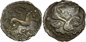 Aulerques Eburovices (IIe - Ier siècle av J.-C) - Ar - Denier d'Argent au sanglier. 
A/ Tête à droite, les cheveux sont enroulés.
R/ Cheval à droite a...