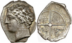 Massalia (Ve - Ier siècle av J.-C - Ar - Obole. 
A/ Tête juvénile à gauche. 
R/ Roue à quatre rayons avec moyeu central, inscription : M/A. 
9mm - 0.7...