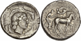 Sicile- Syracuse (450-440 av J.-C.) - Ar - Tétradrachme.
A/ ΣVRAKOΣI-O-N,
tête d'Aréthuse coiffée entourée de quatre dauphins à droite. 
R/ Aurige ave...