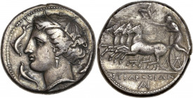 Sicile - Syracuse (317-305 av J.-C.) - Ar -Tétradrachme. 
A/ Tête de Perséphone couronnée d'épis avec des boucles d'oreilles et un collier de perles, ...