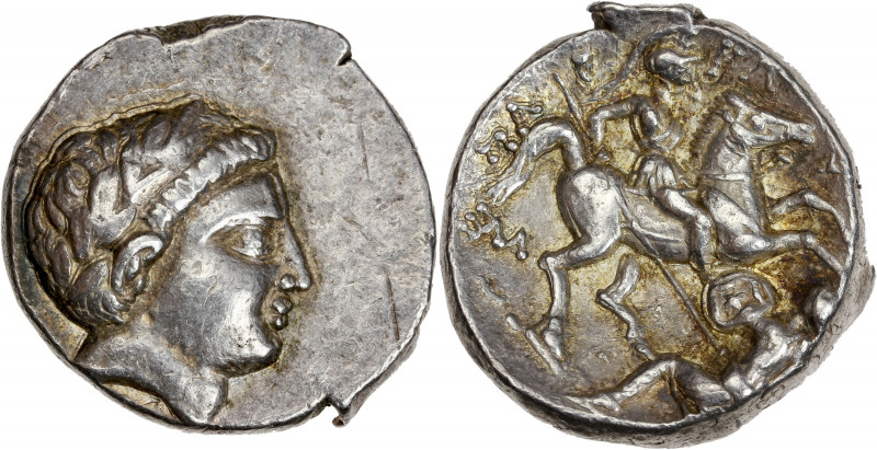 Péonie (320 av J.-C.) - Ar - Tétradrachme.
A/ Tête laurée d'Apollon à droite. 
R...