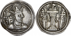 Saport II (309-379) - Ar - Drachme. 
A/ Légende en Pehlvi, buste de Sapor couronné. 
R/ Légende en Pehlvi, buste de Sapor II, au-dessus du pirée, les ...