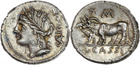L. Cassius Caecianus (102 av. J.-C.) - Ar- Denier.
A/ CÆICI,
Buste de profil de gauche, drapé de Cérès à gauche, couronnée d'épis.
R/ Deux boeufs à ga...