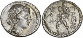 Caius Julius Cæsar (49-44 av J.-C.) - Ar - Denier - Rome. 
A/ Tête de Vénus diadémée portant boucle d'oreille et collier.
R/ CAESAR,
Énée nu marchant,...