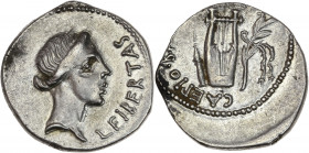 Marcus Junius Brutus (85-42 av J.-C.) - Ar - Denier - Rome. 
A/ LEIBERTAS, 
tête de Libertas à droite.
R/ CAePIO. BRVTVS PRO COS, 
lyre entre un carqu...