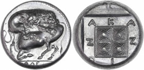 BECKER Counterfeits - Macédoine (430-390 av J.C.) - Étain.
A/ Lion attaquant un taureau, exergue : lettres et symboles. 
R/ AKA-N-[Θ]IO-N,
Carré rond ...