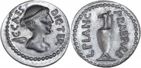 BECKER Counterfeits - Jules César (44 av. J.C.) - Étain - Aureus.
A/ C.CAES - DIC.TER,
buste de Jules César ailé, drapé et diadémé.
R/ L.PLANC - PRAEF...