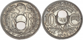 IIIème République (1870 - 1940) - cupro-nickel - 10 centimes Lindauer
1932.
A/ R-F,
Trou central accosté de R-F et sous un bonnet phrygien , le tout d...
