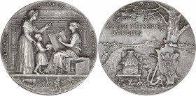 IIIème République (1870-1940) - Médaille d'Epargne d'Angers - Poinçon corne.
A/ L'EPARGNE ASSURE LA PROSPERITE, 
une femme debout offrant un enfant un...