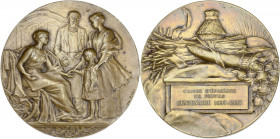 Médaille Caisse d'Epargne de Privas.
A/ Allégorie féminine qui reçoit de la main d'une fillette une monnaie de pièce et un couple dans le fond. 
exerg...