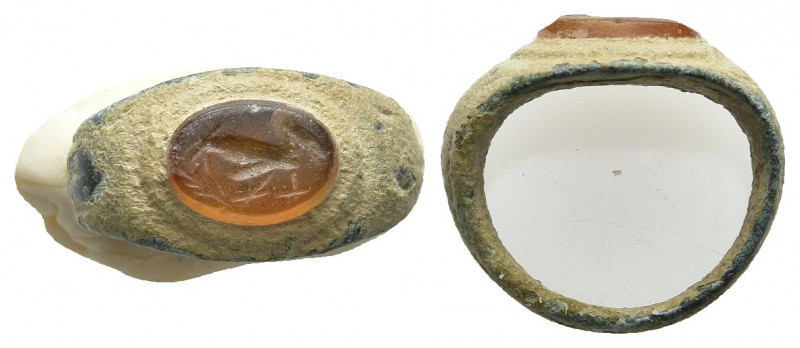 ROMAN EMPIRE. Ring with gem.
Cock rigt left on glass . Bronze and carnelian.
O...