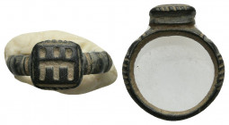 ANCIENT ROMAN BRONZE RING.(1st-2nd century).Ae.

Condition : Very fine.

Weight : 6.23 gr
Diameter : 21 mm