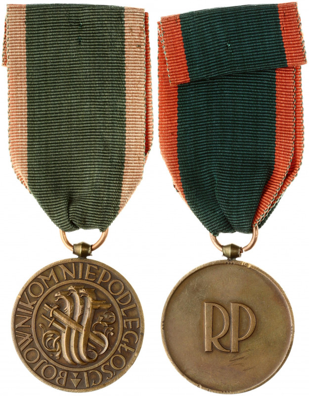 Poland Medal of Independence (1930) Warsaw. Three hydras pierced by three swords...