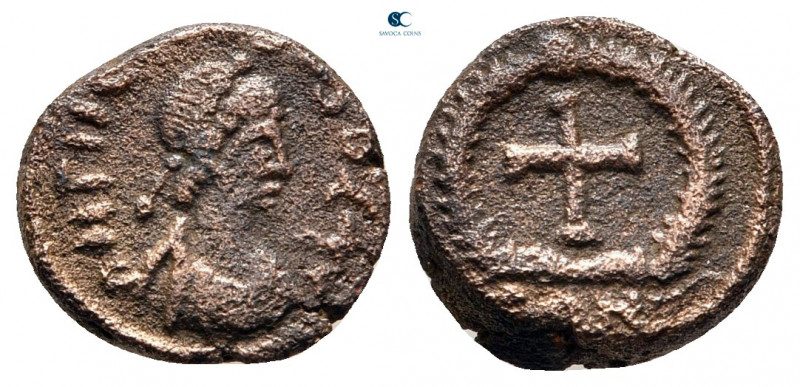 Theodosius II AD 402-450. Constantinople
Follis Æ

12 mm, 1,43 g



very ...