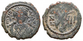 Maurice Tiberius AD 582-602. Struck circa AD 583-585. AE half follis.

Weight: 2,9 gr
Diameter: 18,8 mm