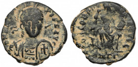 Arcadius (383-408 n.e.) Follis, Antioch Awers: Popiersie cesarza w perłowym diademie, hełmie i zbroi, spoglądający lekko w prawo, trzymający włócznię ...