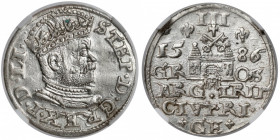 Stefan Batory, Trojak Ryga 1586 - mała głowa Mennicza moneta. 
 Odmiana z małą głową króla. Wariant legendowy z tytulaturą zakończoną REX.P.D.LI, z r...