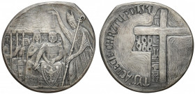 Medal Tysiąclecie Chrztu Polski 966-1966 Medal projektu J. Gosławskiego. Na rancie nabita punca MET i V. Tombak srebrzony, średnica 81,0 x 76,0 mm, wa...