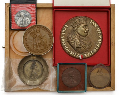 Zestaw - duże medale i medalion (6szt) W zestawie wyróżnia się bardzo duży medal...