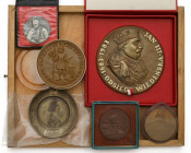 Zestaw - duże medale i medalion (6szt) W zestawie wyróżnia się bardzo duży medal z Janem III Sobieski, lany w mosiądzu, średnica ~15 cm, w czerwonym, ...