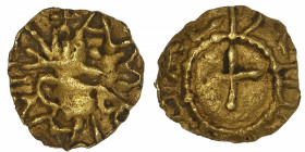 MÉROVINGIENS
Amiens, monétaire Bertoaldus. Trémissis ND (600-650), Amiens.
Belfort cf.129-130 ; Or - 1,29 g - 11,5 mm - 12 h 
Inédit et non réperto...