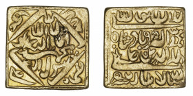 INDE
Empire Moghol, Akbar I (Jalal-ud-din Muhammad Akbar) (1556-1605). Mohur carré AH 988 (1579), Lahore.
Fr.724c ; Or - 10,50 g - 20 mm - 12 h 
De...