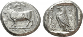 CHYPRE – PAPHOS. Onasioikos, vers 450-440. Statère, argent, 10,89g.
Av. Taureau debout à gauche sur une ligne perlée. Un disque solaire ailée au-dessu...