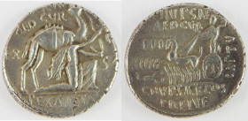 RÉPUBLIQUE ROMAINE – AEMILIA, 58 av. J.-C. Denier, argent, 3,87g.
Av. Le roi Aretas à genoux devant un chameau à droite.
Rv. Jupiter conduisant un qua...