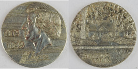 Frédéric CHOPIN. Médaille en métal argenté avec profil de Chopin et au verso sa maison natale à Zelazowa Wola. D.: 35 mm