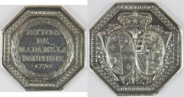 MARIE-ANTOINETTE. Jeton octogonal en argent « Jettons de Madame la Dauphine 1770 » et armoiries au revers. Par Lorthior. Poids total : 16.65 gr