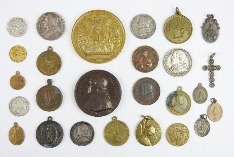 ETATS DU VATICAN : lot de monnaies et de médailles à l’effigie de papes ou relig...