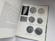 BAUMANN H., Pflanzenbilder auf Griechieschen Münzen, Hirmer, 2000. 79, (1) pages ; illustrations et carte. 
Excellent état avec jaquette.