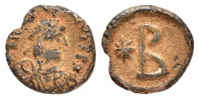 JUSTIN I.(518-527).Thessalonica.2 Nummi. 

Obv : D N IVSTINVS P P A.
Diademed, draped and cuirassed bust right.

Rev : B.
Star to left.
Sear 82 var. 
...
