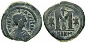 JUSTIN I.(518-522).Nicomedia.Follis.

Obv : DN IVSTINVS PP AVG.
Diademed, draped and cuirassed bust right, cross above.

Rev : Large M, cross above, s...