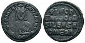 LEO VI.(886-912).Constantinople.Follis.

Obv : + LEOn bAS-ILEVS ROM.
Crowned bust of Leo facing, wearing chlamys, holding akakia in left hand.

Rev : ...