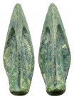ANCIENT ROMAN BRONZE ARROW HEADS.(Circa 2 th Century). Ae.

Condition : Good very fine.

Weight : 2.00 gr
Diameter : 32 mm