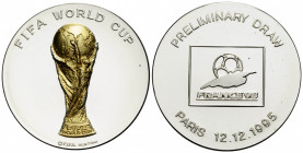 Vergoldete Pokalabbildung, versilberte Kupfermedaille / Gilt Cup-Illustration, silvered copper medal 1995. 60 mm. FIFA. Fédération Internationale de F...
