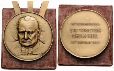 British Historical Medals
 Bronzemedaille / Bronze medal 60 mm. Sir Winston Churchill. Hergestellt von / struck by Huguenin. In Originaletui mit Stän...
