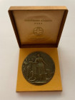 Eidgenossenschaft / Confederation
 Bronzemedaille / Bronze medal o. J. / ND. 79.9 mm. Frau steht vor Handwerkern und weist auf Gebäude der Eidgenössi...