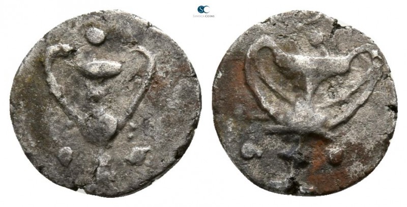 Calabria. Tarentum 280-228 BC. 
Obol AR

7mm., 0,39g.

Kantharos; three pel...